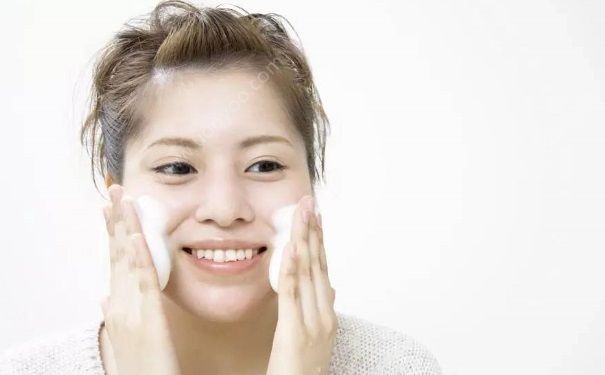 早上洗脸要用洗面奶吗？早上洗脸需要洗面奶吗？(1)