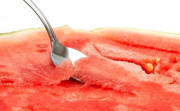 西瓜为什么不能用勺子挖着吃？西瓜能用勺子挖着吃吗？[