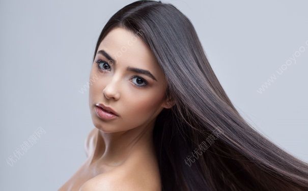 淋雨后要洗头吗？淋雨不洗头会长虱子吗[图]