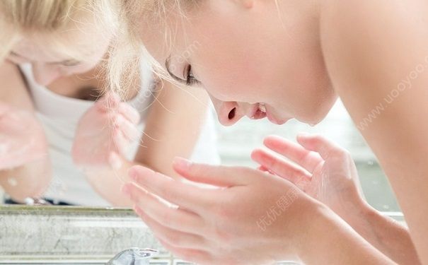 用生理盐水洗脸有什么好处？洗脸时水中加什么能护肤(1)