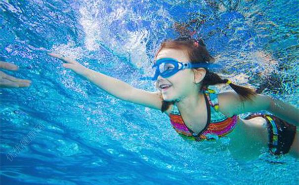 怎么游泳才不会往下沉？游泳怎么才能浮起来？[图]