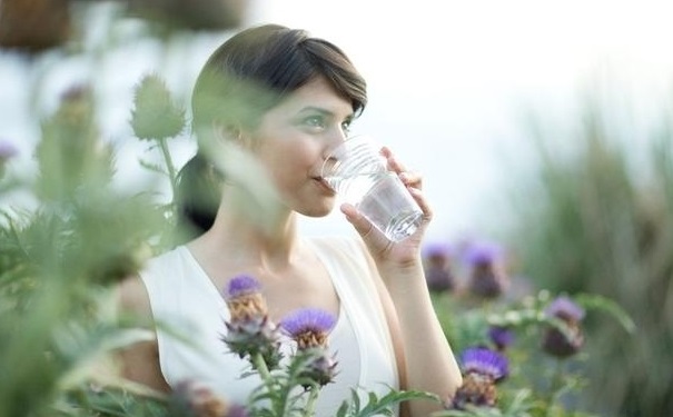 夏天喝热水的好处？夏天喝热水还是凉水？[图]