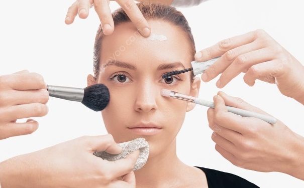 BB霜和粉底液有什么区别？女生用BB霜好还是粉底液好？(1)