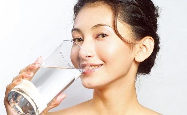 每天喝多少水能减肥？怎样喝水能减肥？(1)