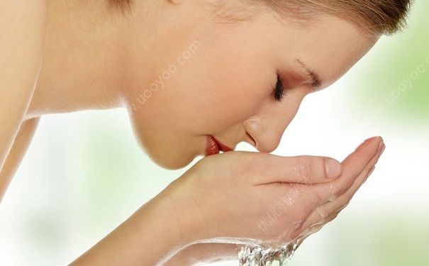 卸妆水和洗面奶有什么区别？卸妆水的正确使用方法是什么？(1)