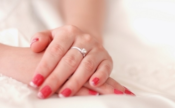 夏天手上起小水泡是怎么回事？一到夏天手上就长水泡是