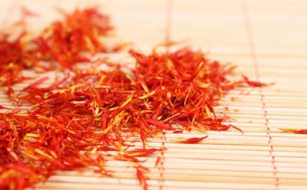 藏红花泡脚有什么好处？藏红花泡脚有什么功效？[图]