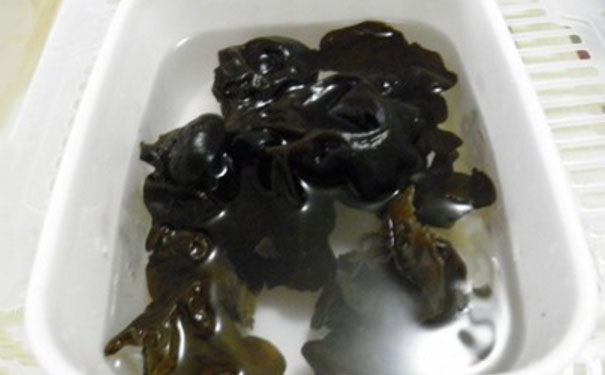 木耳用什么水泡最好？木耳用热水发还是冷水发？[图]