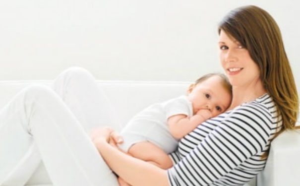 吸奶器吸出来的奶能放多久？吸出的母乳常温可以放多久？(1)