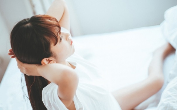 早上起床眼睛肿是怎么回事？早上起床眼睛浮肿怎么回事