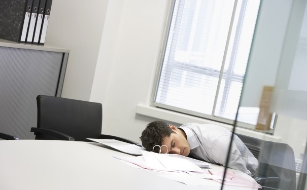 熬夜眼睛有血丝怎么办？熬夜眼睛红肿有血丝怎么办？[图]