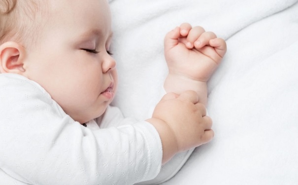 一个月宝宝一天睡几个小时？一个月宝宝睡眠时间是多少