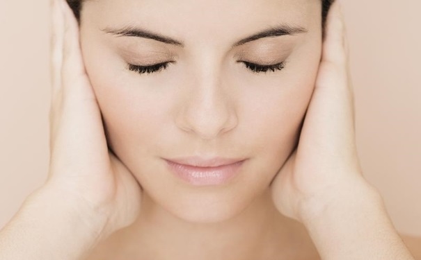 眼睛进沙子弄不出来怎么办？眼睛进了沙子怎么办？[图]