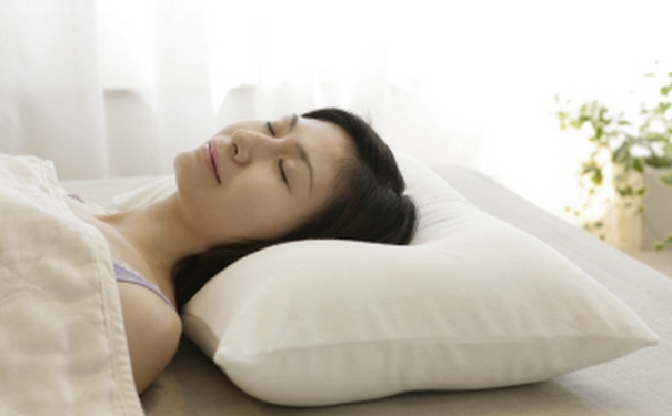枕高枕头还是低枕头好？睡觉枕高枕头好吗？[图]
