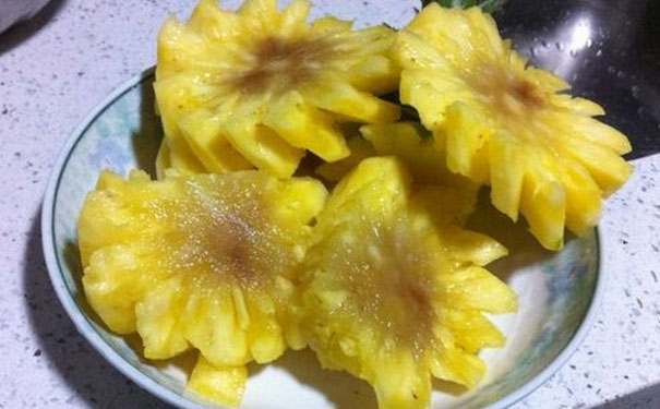 菠萝里面黑了能吃吗？菠萝里面发黑怎么回事？(1)