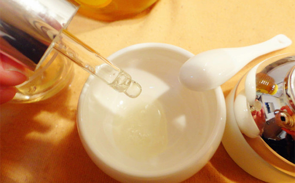 用面粉做面膜有什么好处？面粉做面膜的功效作用(1)