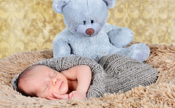 宝宝睡觉脑袋出汗怎么回事？宝宝睡觉脑袋出汗多是什么原因？(1)