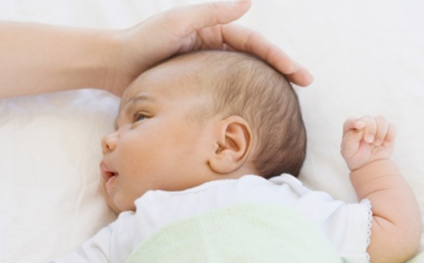 婴儿抚触对孩子好吗？婴儿抚触有什么好处？(1)