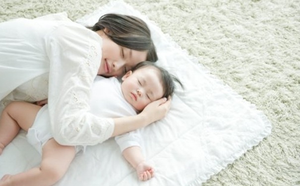 新生儿一天睡几个小时正常？新生儿一天睡多久？(1)