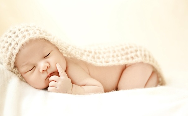 新生儿睡觉姿势是怎样的？新生儿怎么睡觉姿势正确？(1)