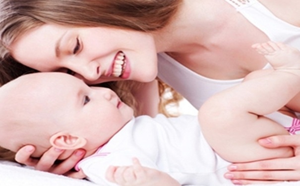 婴儿抚触的操作步骤是怎样的？婴儿抚触的手法图是怎样的？(1)