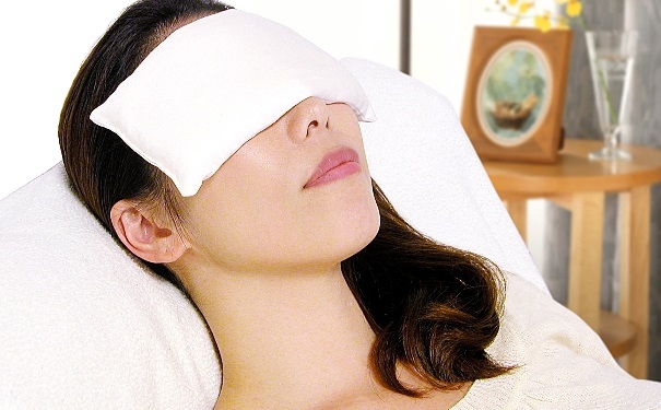 热毛巾敷眼睛有什么好处？用热毛巾敷眼睛有什么好处？(1)