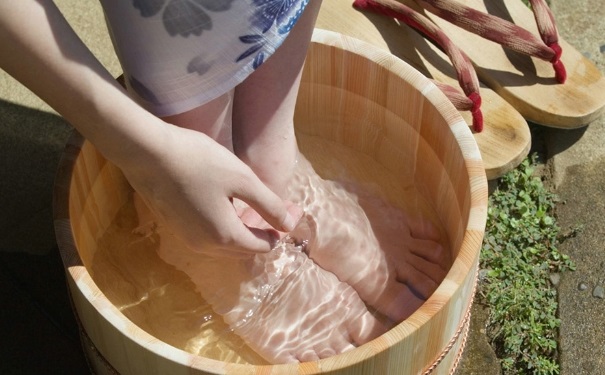 来月经泡脚好吗？来月经泡脚有什么好处？[图]