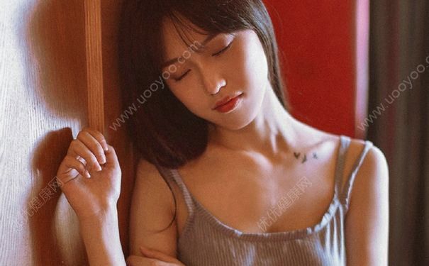 女生乳房里面硬硬的怎么回事？青春期胸部是硬的怎么办？(1)