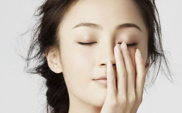脸红起皮怎么回事？脸红脱皮是因为什么？(1)