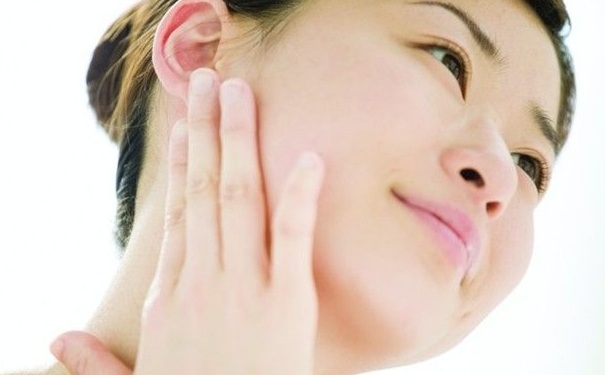 耳朵后面长痘痘是怎么回事？耳朵后面长痘痘是什么原因？(1)