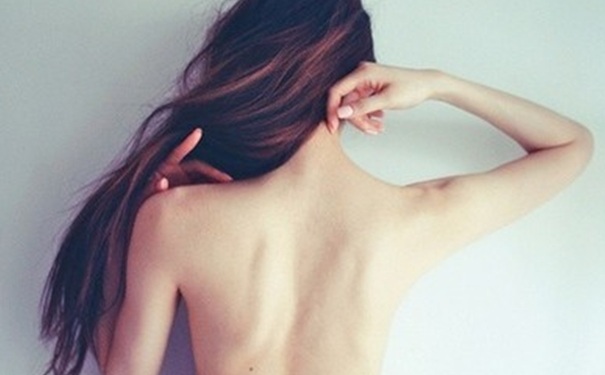 背上长痘痘怎么解决？冬天后背长痘痘是什么原因？(1)