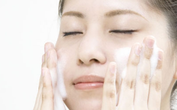 洗面奶洗完脸起皮屑 洗面奶过敏怎么办？(1)