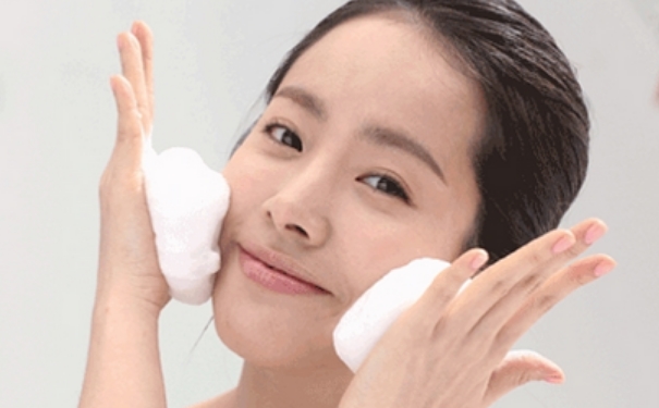 用洗面奶紧绷怎么回事？为什么洗面奶洗脸后脸紧绷？(1)