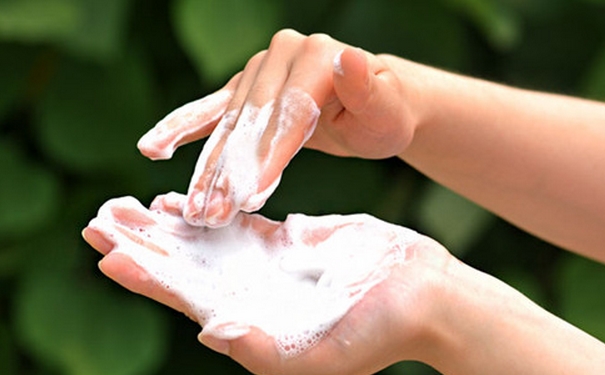 洗面奶什么时候用最好？洗面奶早上用好还是晚上用好？(1)