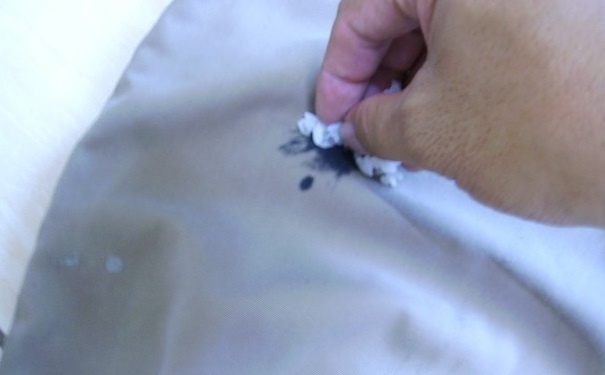 衣服上的墨水怎么洗掉？衣服沾上墨水怎么洗净？(1)