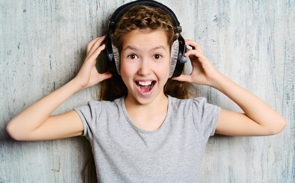 戴耳机听歌的危害？长时间戴耳机有什么危害？(1)