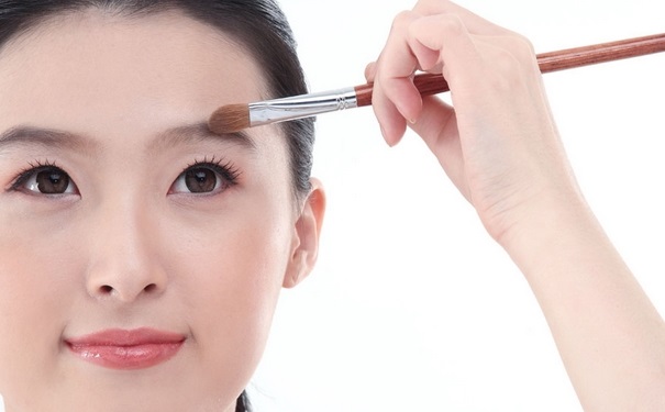 眉毛颜色深适合什么颜色的眉笔？眉毛深用什么颜色眉笔？(1)