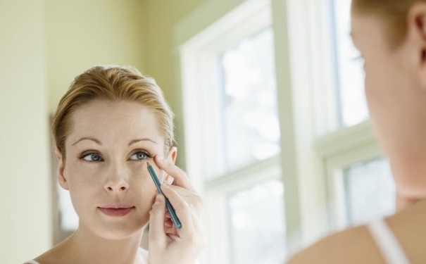 经常画眼线对眼睛有伤害吗？经常画眼线的危害(1)