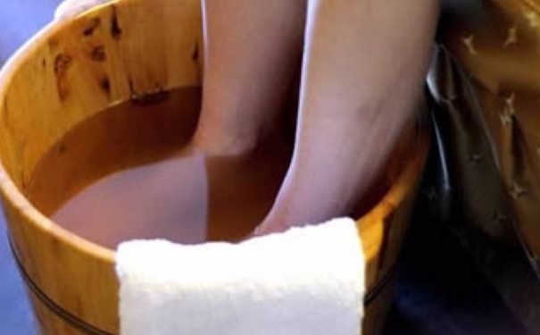 艾叶泡脚有什么好处？艾叶泡脚的功效与作用(1)