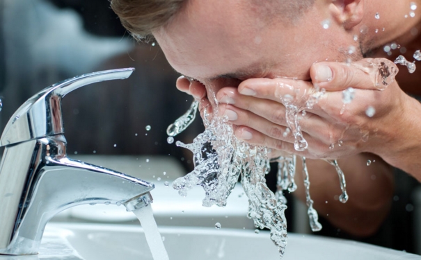 怎么洗脸可以收缩毛孔？怎样洗脸可以使毛孔越洗越小？(1)