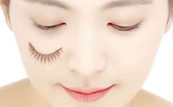 假睫毛怎么贴不容易掉？怎么贴假睫毛不容易掉？[图]