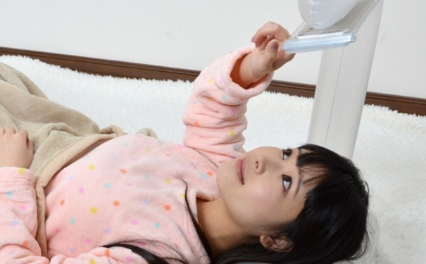 躺着看手机对眼睛的危害？睡着看手机对眼睛的伤害？(1)