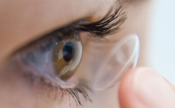运动时能戴隐形眼镜吗？运动时戴隐形眼镜好吗？(1)