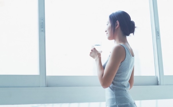 早上怎样喝水健康？早上喝水的正确方法是什么？(1)