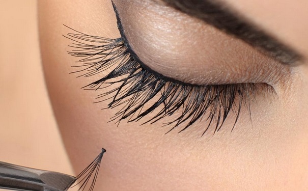 假睫毛怎么贴自然？假睫毛的贴法有哪些？[图]