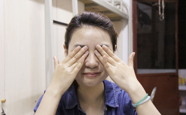 卸妆用冷水还是热水好？卸妆用热水还是冷水对皮肤更健康？(1)