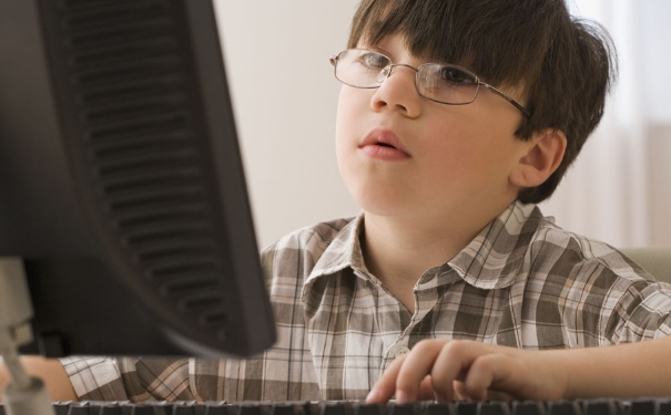 预防颈椎病 看电脑最好别低头！(1)