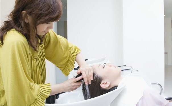 盐水洗头治脱发吗？掉头发用盐水洗管用吗？(1)