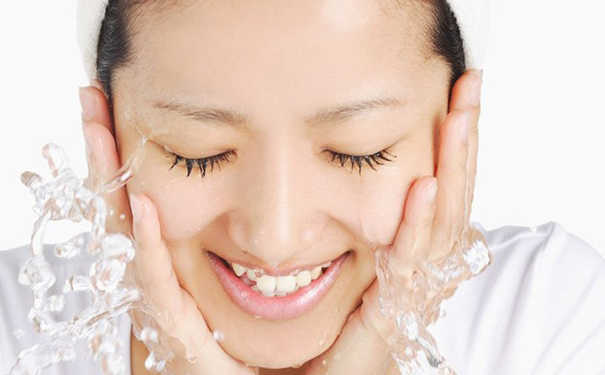 痘痘长在皮肤里面怎么办？痘痘长皮肤里面怎么去除？(1)