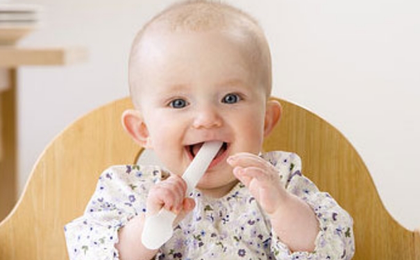 宝宝长牙会发烧吗？宝宝长牙发烧会持续多久？(1)